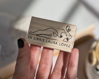 Tampon de bibliothèque personnalisé pour elle avec un dessin au trait minimaliste silhouette de femme, exlibris exlibris pour sœur, cadeau personnalisé pour amateur de lecture