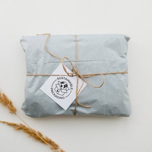 Custom sustainable packaging stamp in English, Spanish, French, Italian, and German, great for adding an eco-conscious touch to mailers and boxes.