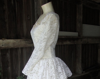 SALE!  Vintage 1950's Lace and Tulle Full Skirt Ruffled Back Wedding Dress * XS