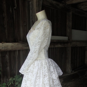 SALE!  Vintage 1950's Lace and Tulle Full Skirt Ruffled Back Wedding Dress * XS