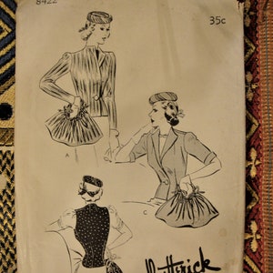 Op de afbeelding: Vintage naaipatroon voor een damesjas met een borstomvang van 107 cm. Het patroon is van Butterick en kost 35 cent. Het patroon bevat drie verschillende aanzichten van de jas.