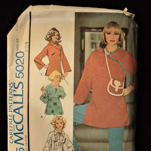 Puede incluir: Patrón de costura vintage McCall's para un conjunto de blusas o túnicas. El patrón es para tallas de señoritas e incluye cuatro estilos diferentes. El patrón está impreso en un fondo blanco con un esquema de color rosa, azul y blanco.
