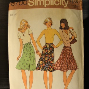 Patron de couture jupe Simplicity vintage des années 1970 : styles évasés et portefeuille