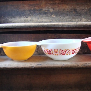 Vintage Pyrex Friendship Cinderella Mixing Bowl Set