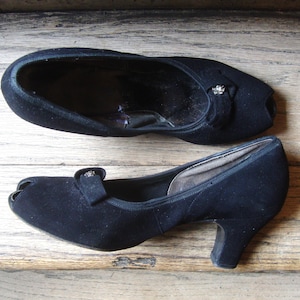 Vintage 1940&#39;s Women&#39;s Black Suede Peep Toe Shoes  * Size 8 B