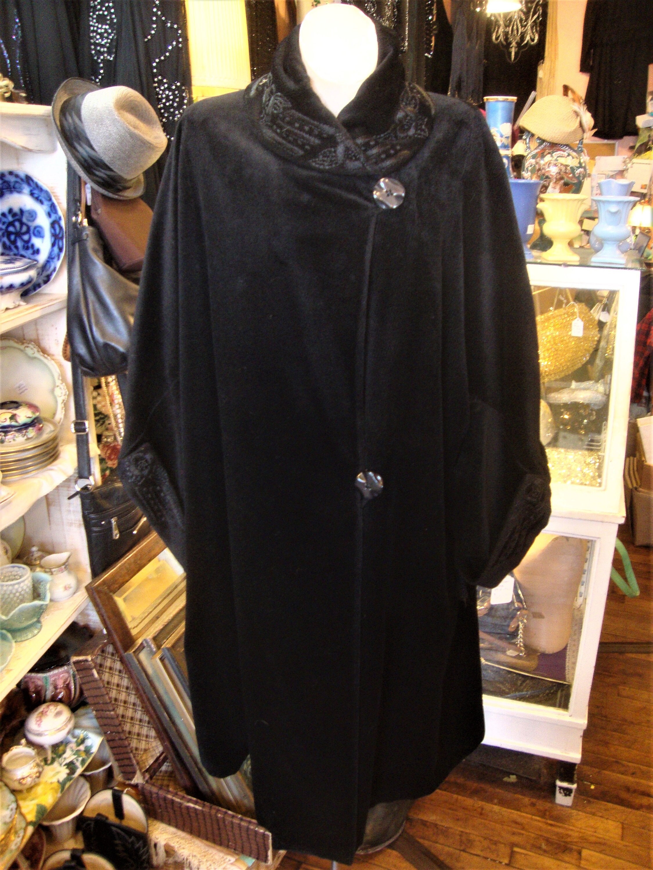 Vintage 1920s Mohair Cocoon Coat: Embroidered Collar, Art