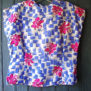 Vintage 1940&#39;s 1950&#39;s Unworn Silk Print Back Button Blouse/Extra Small to Small