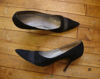Vintage Black Suede Lace Pumps: 1950s Pin Up Heels, Size 9AAAA