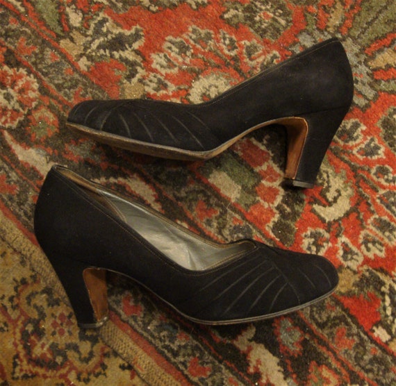 Vintage 1930's 1940's Black Suede Pumps Shoes Hee… - image 3