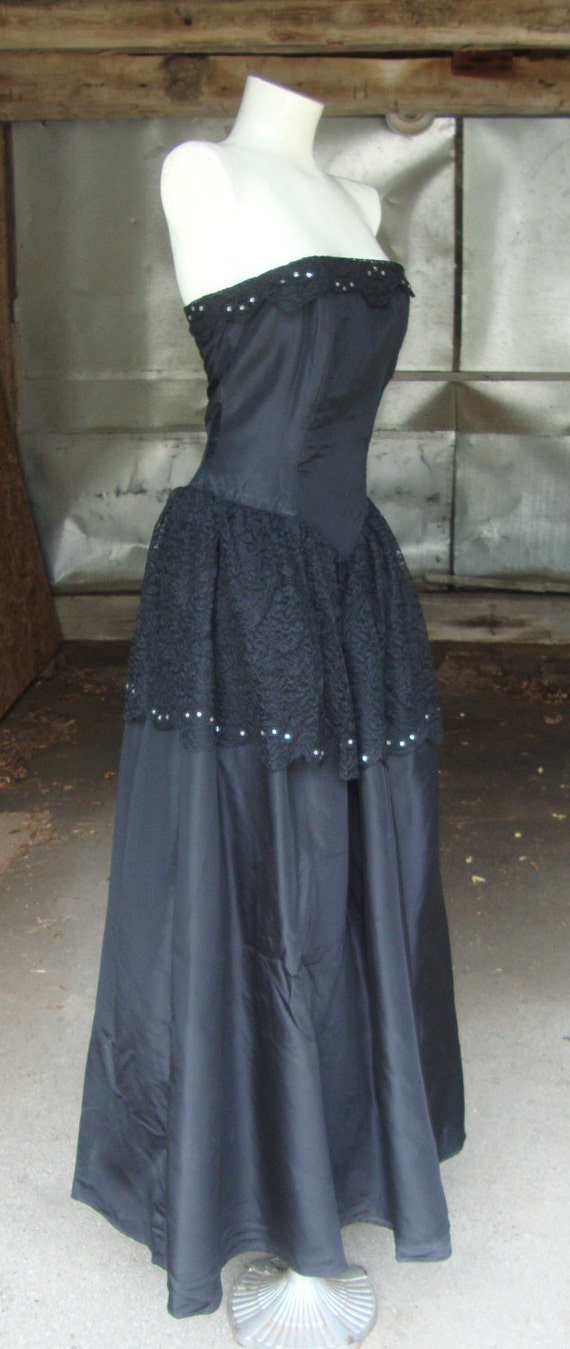 Vintage 1940's Black Taffeta and Lace Strapless D… - image 3