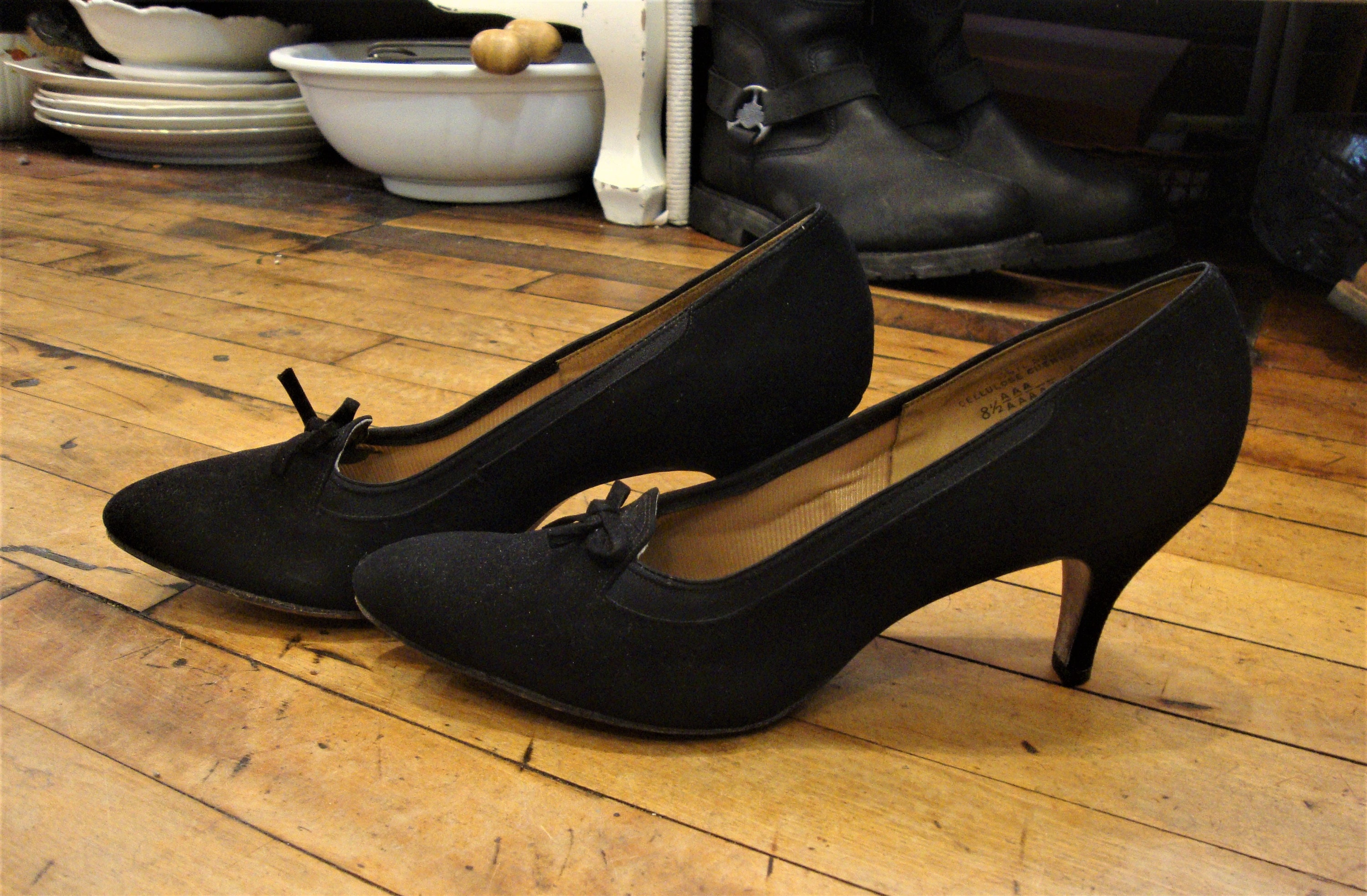 Naturalizer black 2024 suede pumps