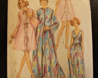 Vintage 1970's Sewing Pattern Simplicity 9073 Peignoir Robe and Nightgown in Two Lengths