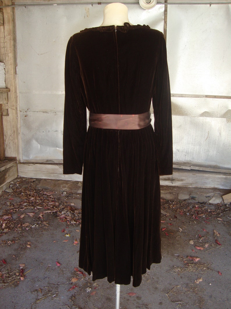 Vintage 1960's 1970's Victor Costa Warm Brown Velvet Scoop Neck Dress with Full Skirt/Small image 9