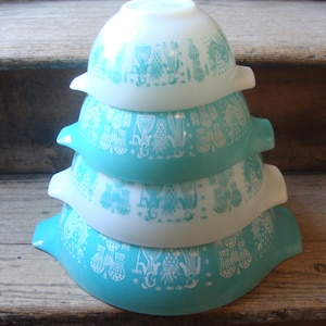 Vintage Pyrex Blue and White Amish Butterprint Cinderella Mixing Bowl Set