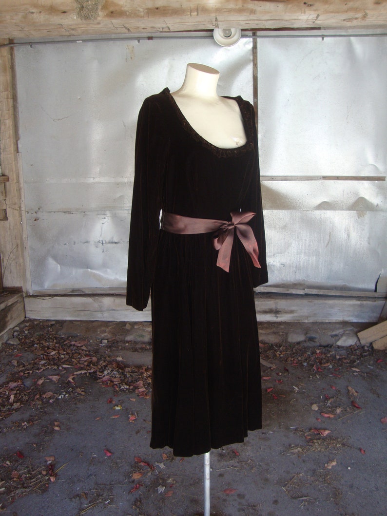 Vintage 1960's 1970's Victor Costa Warm Brown Velvet Scoop Neck Dress with Full Skirt/Small image 5