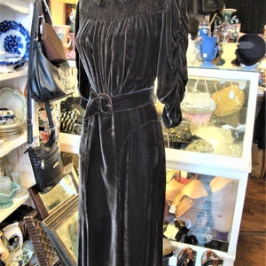 Vintage 1930's 30's 1940's 40's Cocoa Brown Silk Velvet Dress with Shirring and Belt/Size Small image 4