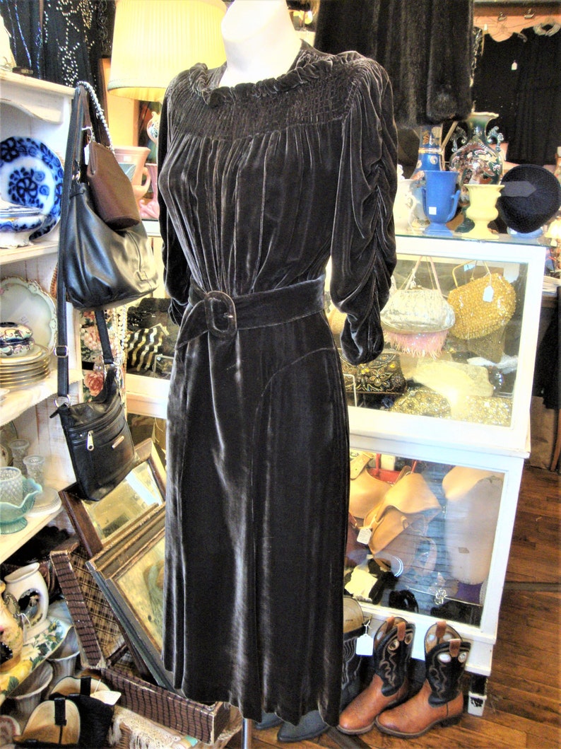 Vintage 1930's 30's 1940's 40's Cocoa Brown Silk Velvet Dress with Shirring and Belt/Size Small image 4