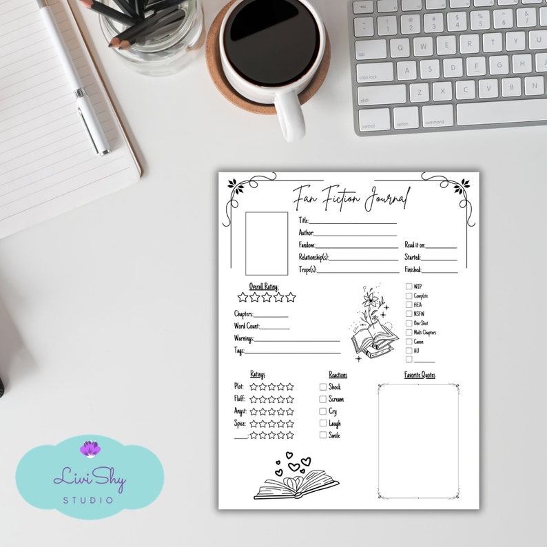 Op de afbeelding: Een printbaar zwart-wit fan fiction-journaal met een decoratieve rand en een boekillustratie. Het journaal bevat secties voor titel, auteur, fandom, relatie, tropes, algemene beoordeling, hoofdstukken, woordtelling, waarschuwingen, tags, beoordelingen, reacties en favoriete citaten.