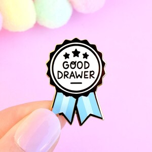 Épingle en émail artiste drôle Good Drawer