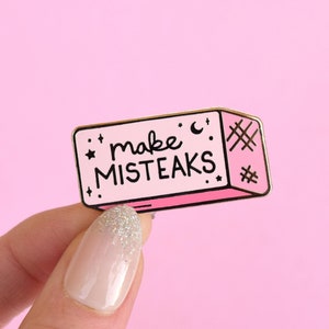Machen Sie Fehler (Misteaks!) Lustiger Radiergummi Emaille Pin