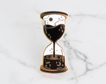 Sanduhr Hard Emaille Pin / Cosmic, Space, Witchy, Time, Goth, Magic, Magical, Gold, Black, Steampunk