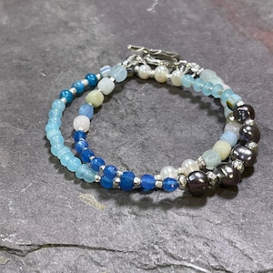 Icaria - Double Wrap Multi Gemstone Blue Shades Bracelet perlé avec Hill Tribe Silver