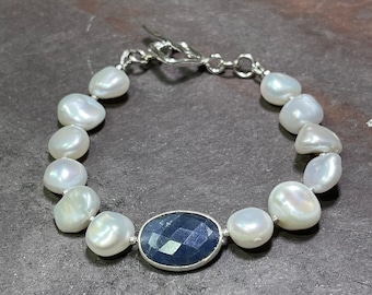 Cumulus - Pulseira AAA White Keshi Pearls e Blue Sapphire