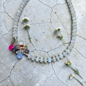 Gem Drops - Auffällige Halskette aus reinem Silber und Mondstein mit mehrfarbigen Edelsteinanhängern Bild 5