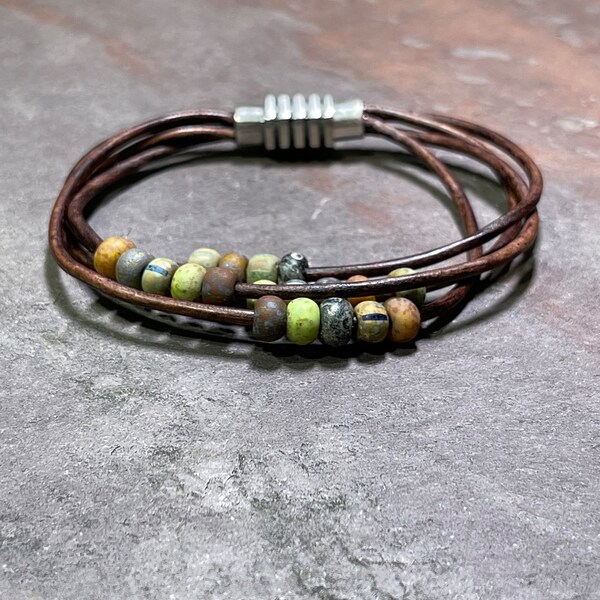 Abacus Modern The Bracelet - Bracelet multirangs en cuir et perles de verre
