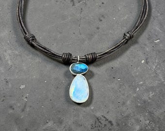 Easy Day - Labradorite.  Handgemachte OOAK Mondstein + Labradorit Anhänger an Leder Halskette