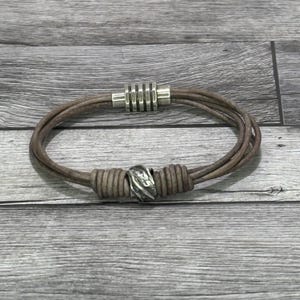 Catch The Wave - Beunruhigtes hellgraues Leder und handgemachte Sterling Silber Armband