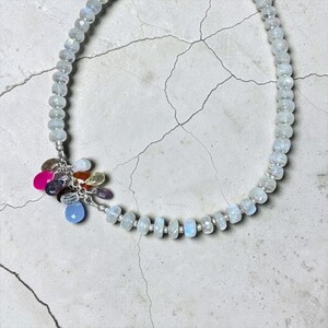 Gem Drops - Auffällige Halskette aus reinem Silber und Mondstein mit mehrfarbigen Edelsteinanhängern Bild 6