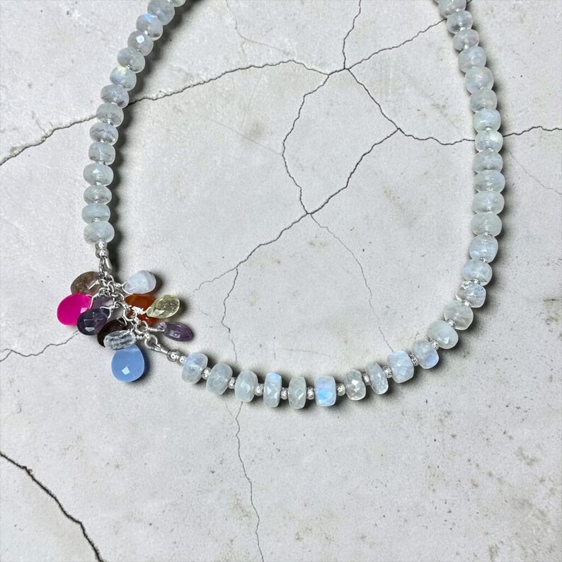 Gem Drops - Auffällige Halskette aus reinem Silber und Mondstein mit mehrfarbigen Edelsteinanhängern Bild 6