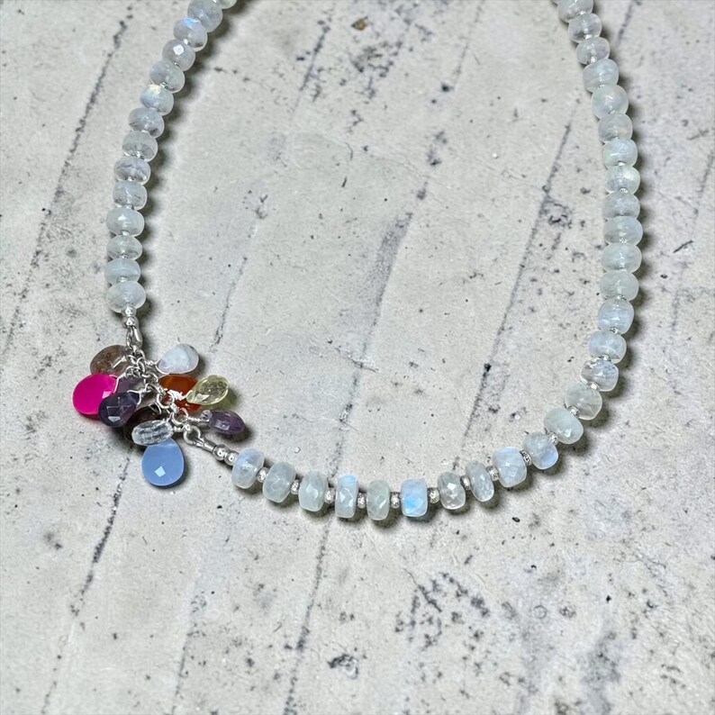Gem Drops - Auffällige Halskette aus reinem Silber und Mondstein mit mehrfarbigen Edelsteinanhängern Bild 4