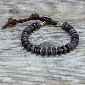 ザ・ケープ - 本物のAAクアホッグシェルとヒル・トライブシルバーの調節可能なブレスレット