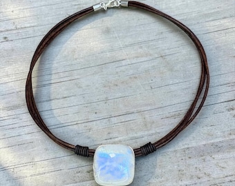 Juxtaposition in Moonstone - Auffälliger Regenbogen Mondstein an Lederkette - Handgemachte Sterling Silber Lünette