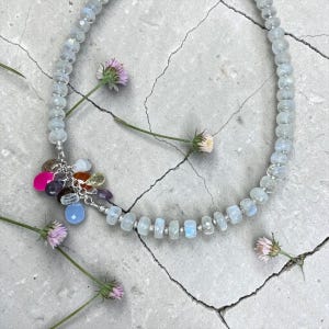 Gem Drops - Auffällige Halskette aus reinem Silber und Mondstein mit mehrfarbigen Edelsteinanhängern Bild 1