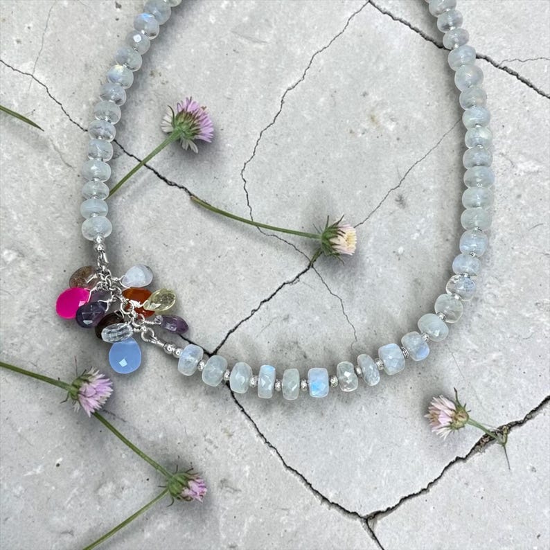 Gem Drops - Auffällige Halskette aus reinem Silber und Mondstein mit mehrfarbigen Edelsteinanhängern Bild 1