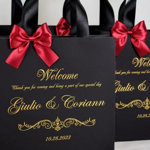 20 Hochzeits-Willkommensbeutel mit weinroten Satinbandgriffen, Schleife und individuellem Druck, elegante Schwarz-Gold-Hochzeitsgastgeschenke für Gäste