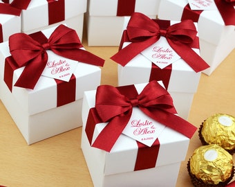 Personalisierte Hochzeit Gunsten Boxen mit roten Burgund Satin Band Schleife und Ihre Namen, elegante Hochzeit Bonbonniere, benutzerdefinierte Süßigkeiten-Box für Gäste