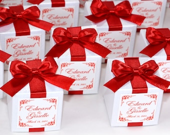 Hochzeits-Bonbonniere Hochzeitsbevorzugungskästen mit rotem Satinbandbogen und benutzerdefiniertem Tag, personalisierte Hochzeitsbevorzugungs-Süßigkeitsbox mit Ihren Namen