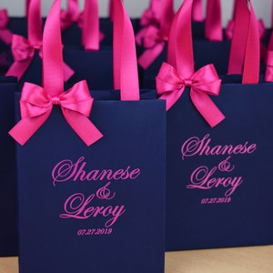 25 sacolas de boas-vindas de casamento azul marinho e rosa choque com alças de fita de cetim, laço e nomes, elegante lembrancinha de festa de casamento personalizada para convidados