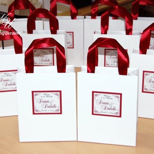 Wedding Welcome Bags con nastro di raso e tag personalizzato personalizzato - Sacchetti di carta bianchi e bordeaux - Bomboniere regalo di nozze