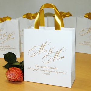 30 Wedding Welcome Tassen met satijnen lint handvatten en namen. Elegant Gold Personalized Mr & Mrs geschenken en gunsten voor hotel bruiloftgasten