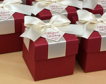 Champagner & Burgunder Hochzeit bevorzugen Boxen mit Satin-Band-Bogen und personalisierten Tag. Elegante Hochzeit Gunst Süßigkeiten-Box, Bonbonniere