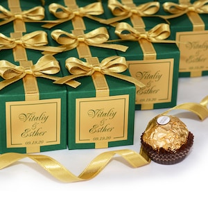 Boîtes de faveur de mariage vert et or pour les invités. Bonbonnière de mariage élégante. Bonbonnière personnalisée avec ruban de satin, nœud et étiquette personnalisée.