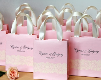 25 hellrosa Hochzeit Willkommen Taschen mit Satinband Griffe, Druck Spitze und benutzerdefinierte Namen, elegante personalisierte Hochzeit Gunst für Gäste
