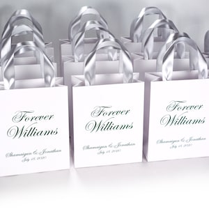 25 Wedding welcome bags with silver satin ribbon handles and custom green names, Elegant Personalized wedding gifts and favors for guests