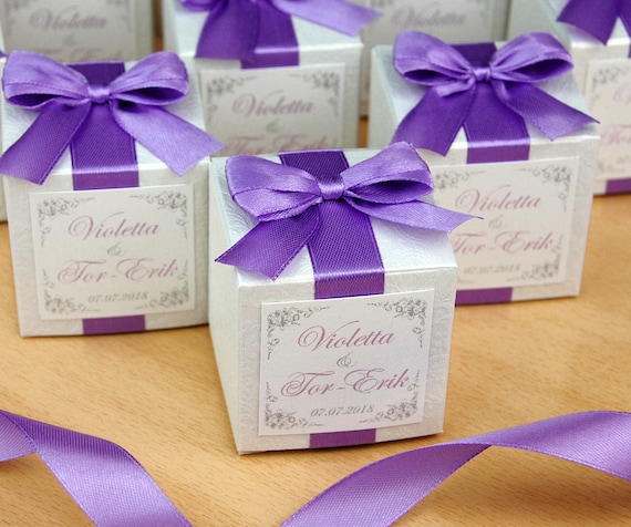 Lavender Wedding bonbonniere. Personalized Favor box with satin ribbon, bow and tag. Elegant wedding favor boxes for guests with names.