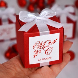 Red Wedding monogram bonbonniere. Personalized Favor box with satin ribbon bow and custom tag. Elegant wedding favors boxes for guests